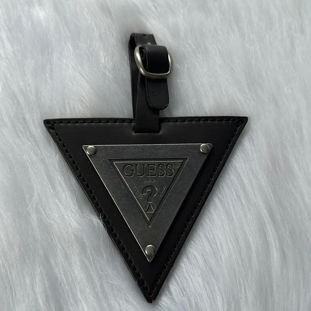 New GUESS Triangle Key Ring